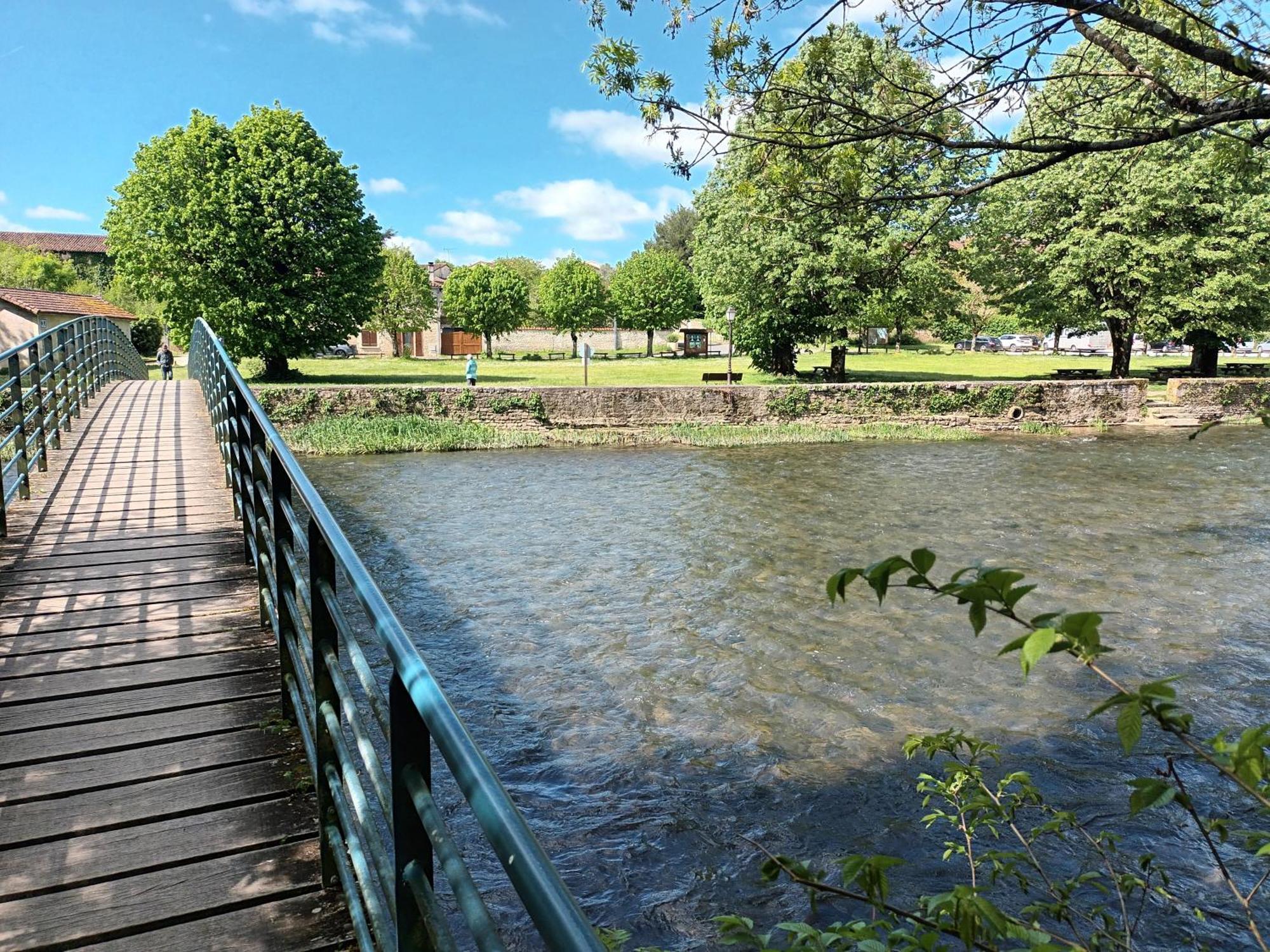 Апартаменти Au Bord De La Riviere Verteuil-sur-Charente Екстер'єр фото